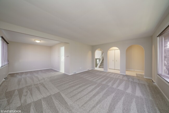 Photo - 16W700 Fern St