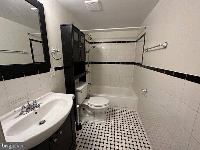 Photo - 1400 Morse St NE