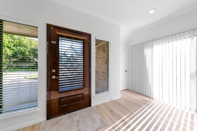 Photo - 819 Millpond Dr