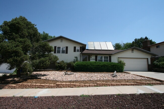 Building Photo - Exceptional 3 bedroom tri-level home close to UCCS!