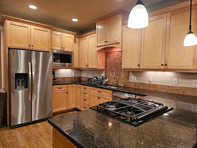 Photo - 715 NE Oak St