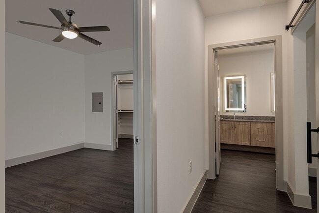 Building Photo - 8900 Six Pines Dr Unit 672