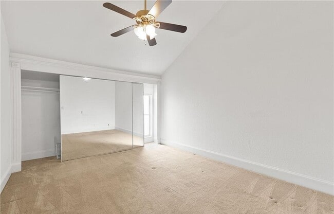 Building Photo - Comfortable Living in a Quiet Community Unit B5