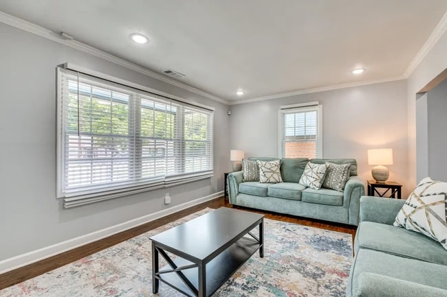 Photo - 432 Sargent Dr SE
