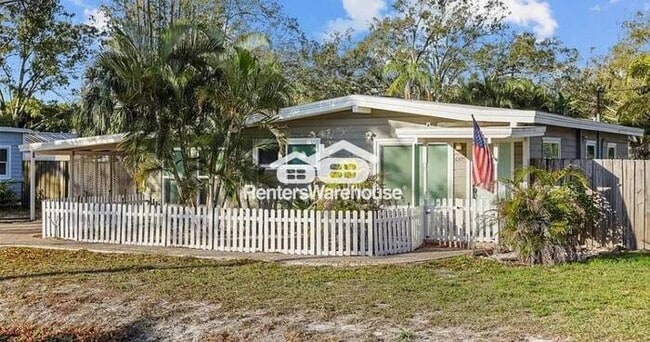 Building Photo - Renovated 3/1.5 Single Family Home in South Tampa Near MacDill