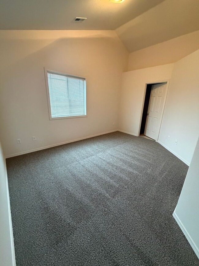 Photo - New paint & carpet! 2 bed 2.5 bath + bonus room townhome