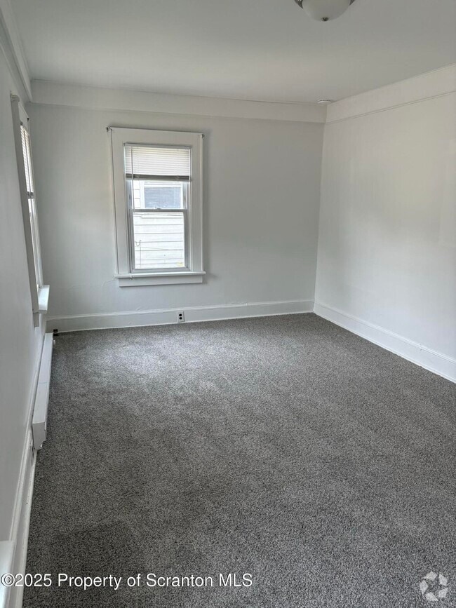 Building Photo - 1017 Main St Rental