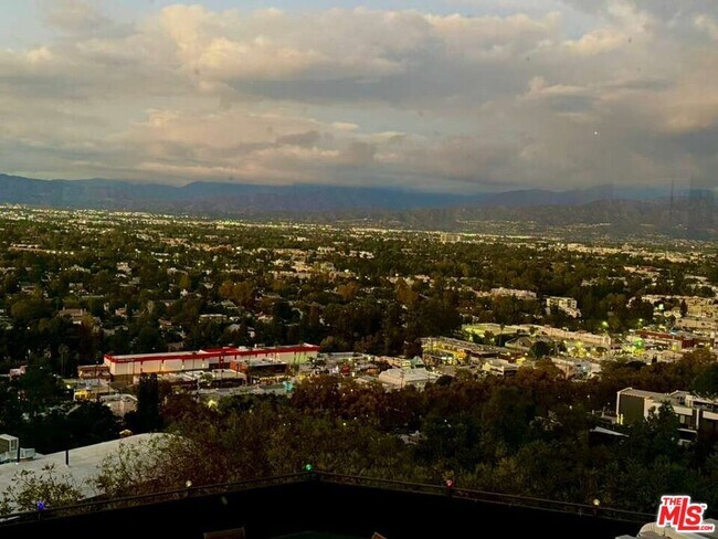 Building Photo - 3641 Sunswept Dr