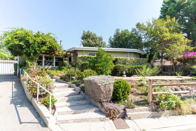 Beautiful 3b2b Home with Private Fenced Ya... - Beautiful 3b2b Home with Private Fenced Ya...
