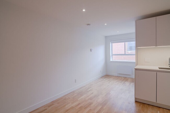 Photo - 25 Av des Pins O Unit 547