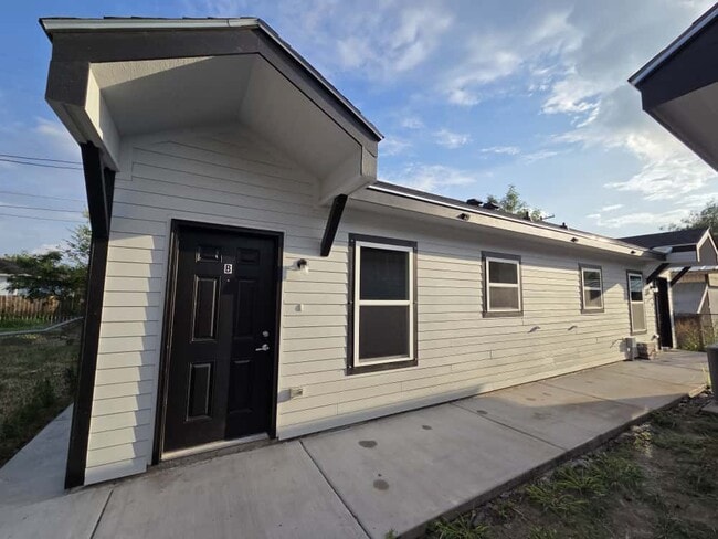 Building Photo - 508 W Tyler Ave