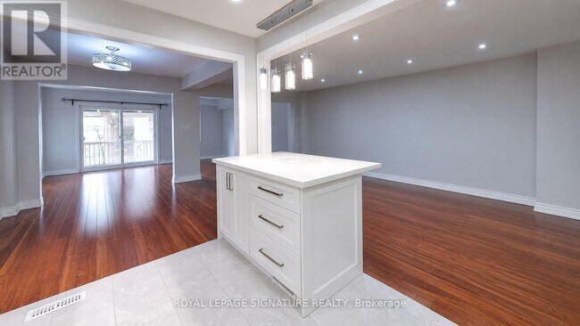 Photo - 74 Deanscroft Square