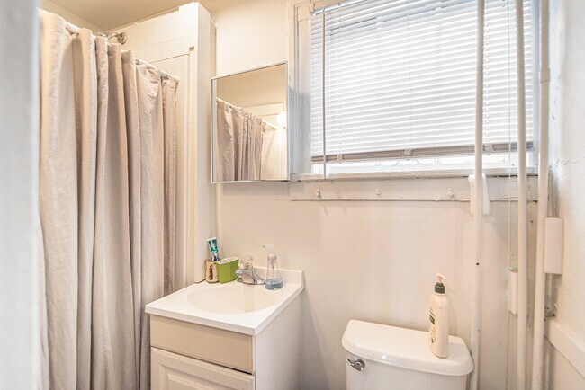 Photo - 428 S Division St Unidad 2