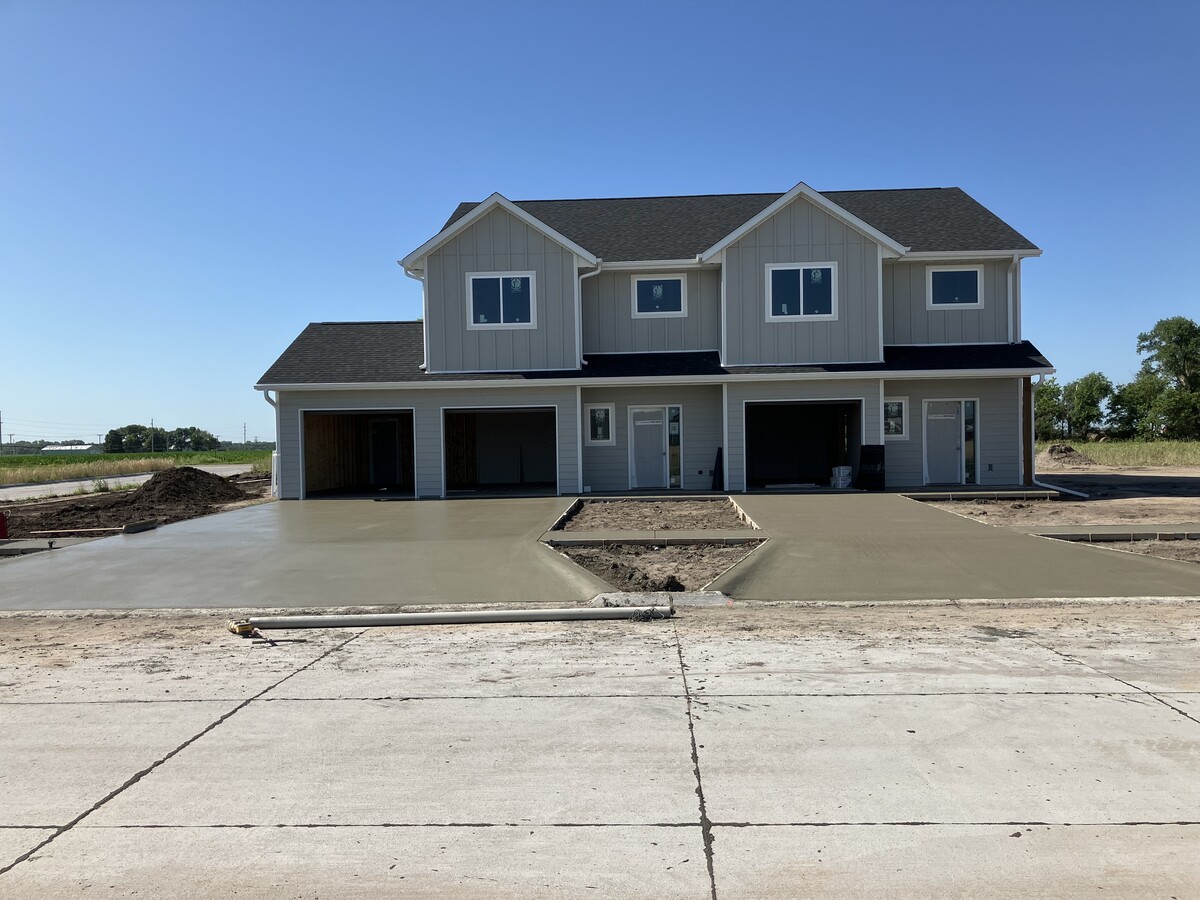 Right unit with Single-car garage available for rent - 880 19th St Casa Adosada