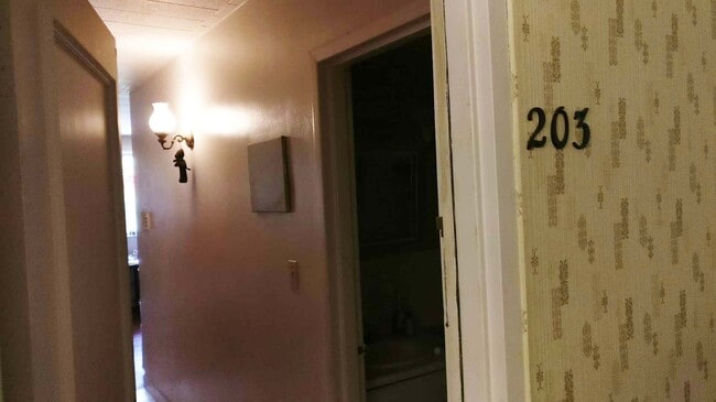 Building Photo - 3044 Sandwich St. Unit 203