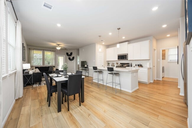Photo - 7047 Silverleaf Oak St