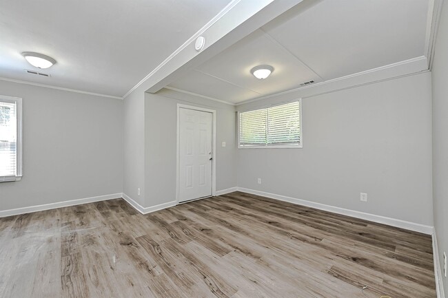 Photo - 2649 Roslyn Ave