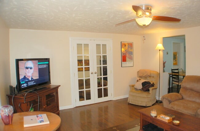 Photo - Cute 2 bed / 1 bath house just 1.4 miles from UA and downtown.
