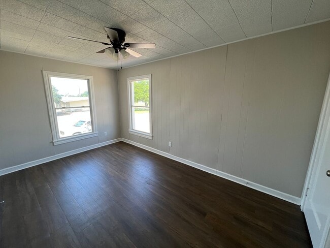 Photo - Duplex *upstairs* Leasing Special Available*