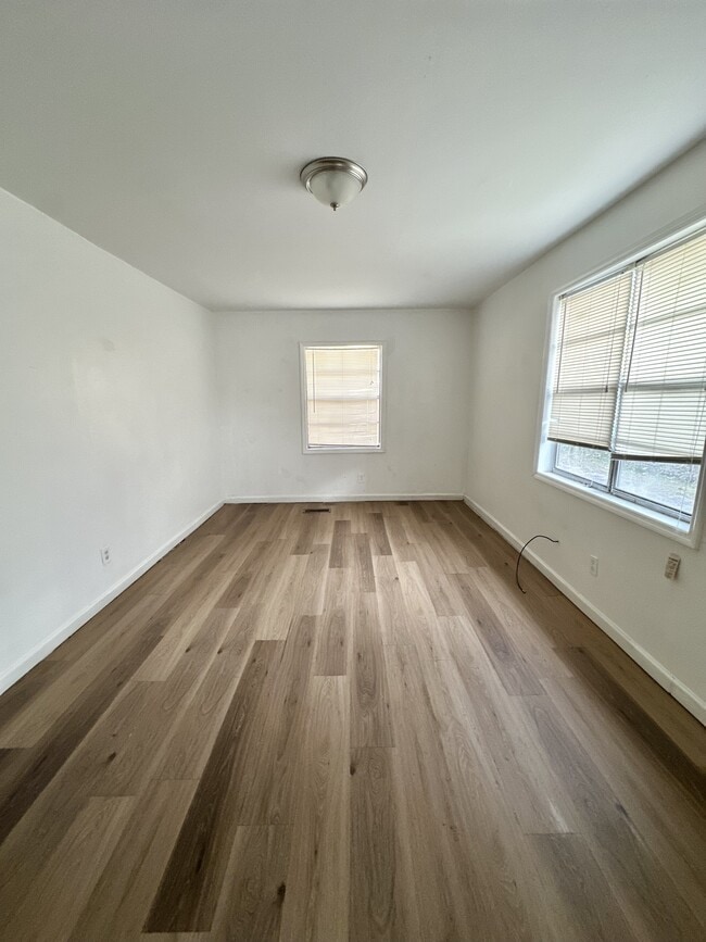 Photo - 2009 Hollins Dr