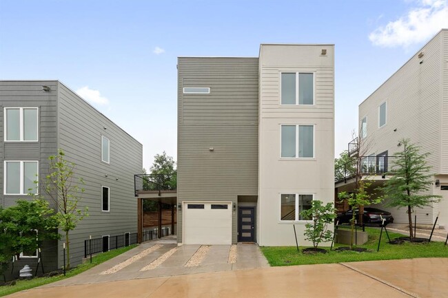 Building Photo - 2309 Montopolis Dr Unit 7
