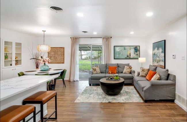 Building Photo - Room in House on Burr Oak Dr