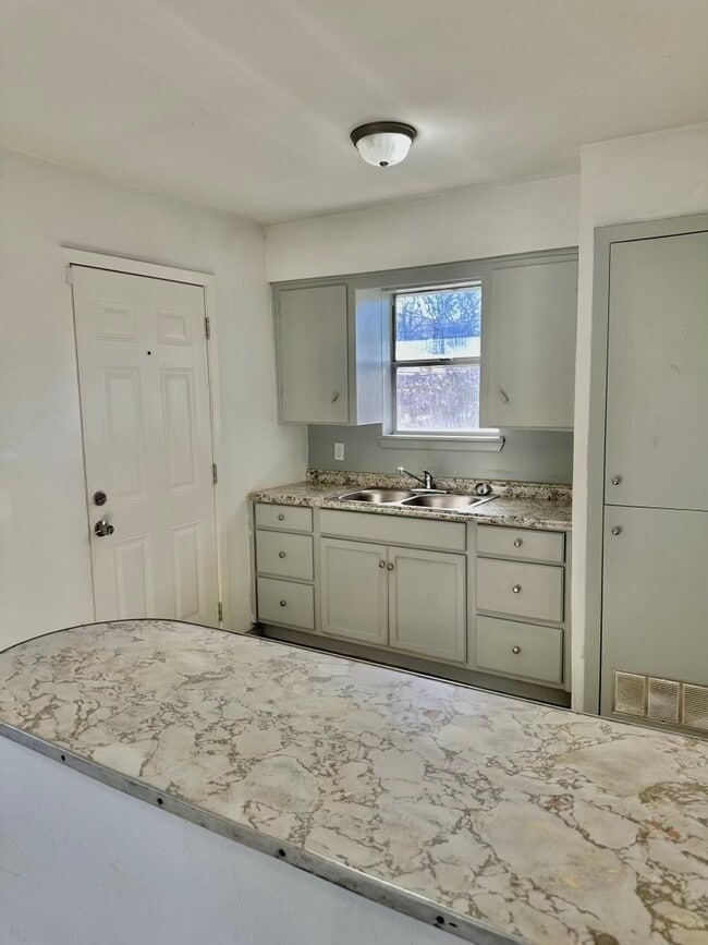 Photo - 404 James St