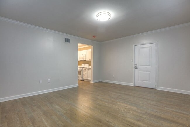 Building Photo - 1341 Cortlandt St Unit 2