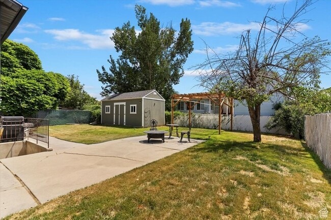 Photo - 475 W 2400 S