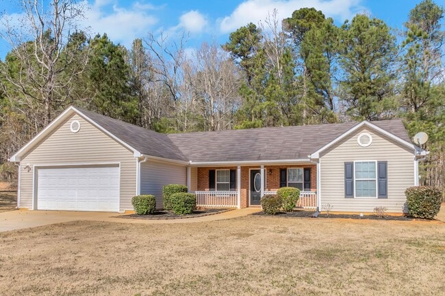 Building Photo - Beautiful Brick Front 3 Bedroom, 2 Bath Home with a 2 Car Garage.