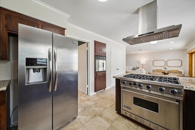 Building Photo - 9777 Larston St