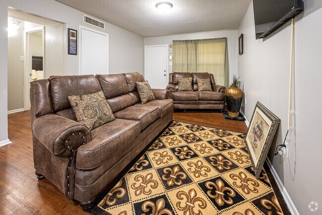 2BR, 1BA - 565SF - Living Room