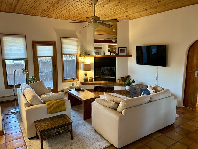 Building Photo - 2831 Plaza Verde