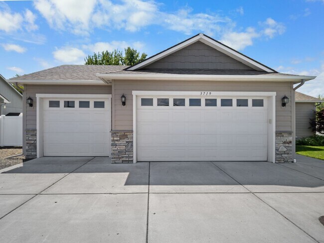 Photo - Beautiful home 5MILE/Big Yard & Garage