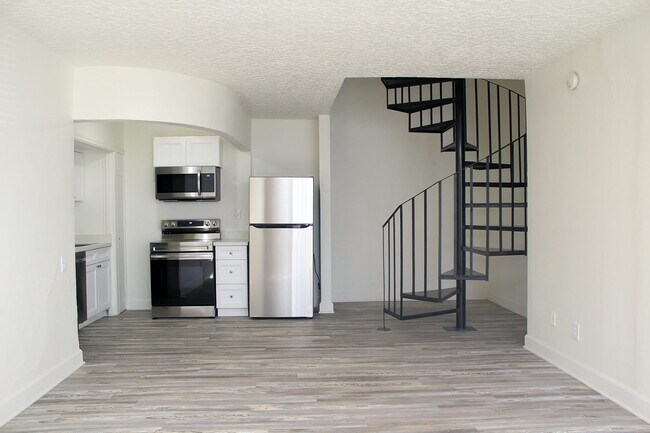 Vintage 2-storey Home - Lush Bank Lofts