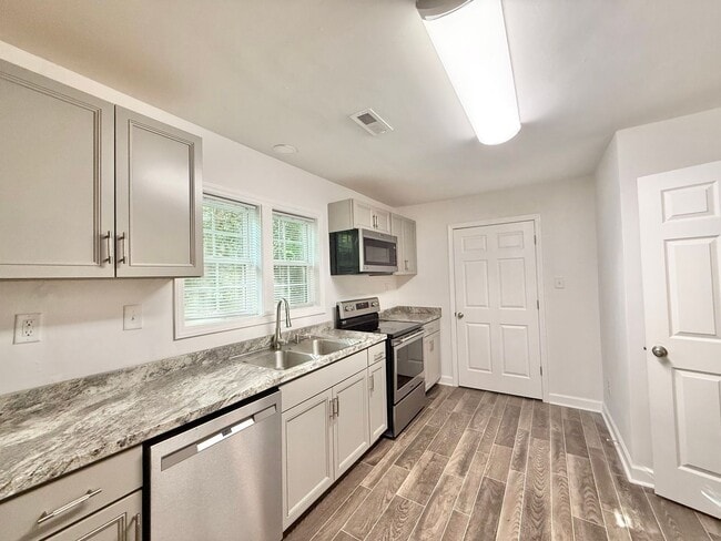 Photo - **OFFERING REFUNDABLE APPLICATION FEES & $150 MOVE IN PROMOTION** Newly Remodeled 3BD, 1BA Raleig...