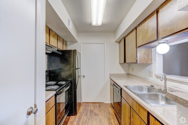 2BR, 2BA - 943SF - Kitchen - Windchase Hamlet Apartments