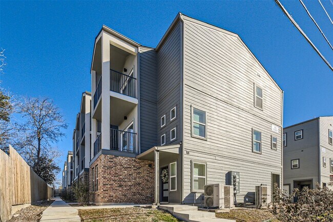 Photo - Stunning Multi level townhome in Mahncke Park for rent