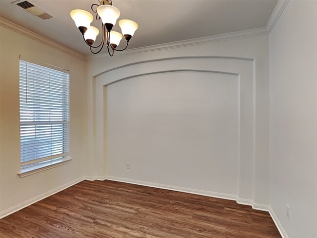 Photo - 2114 Wembley Way