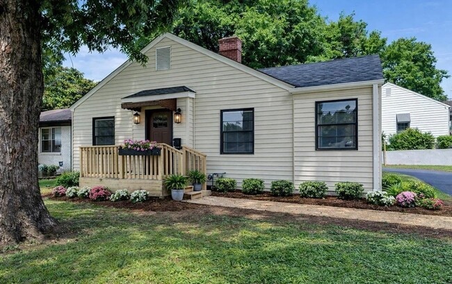 Building Photo - 741 Center Pl SW