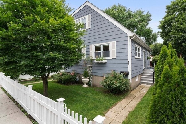 Building Photo - 45 Magoun St