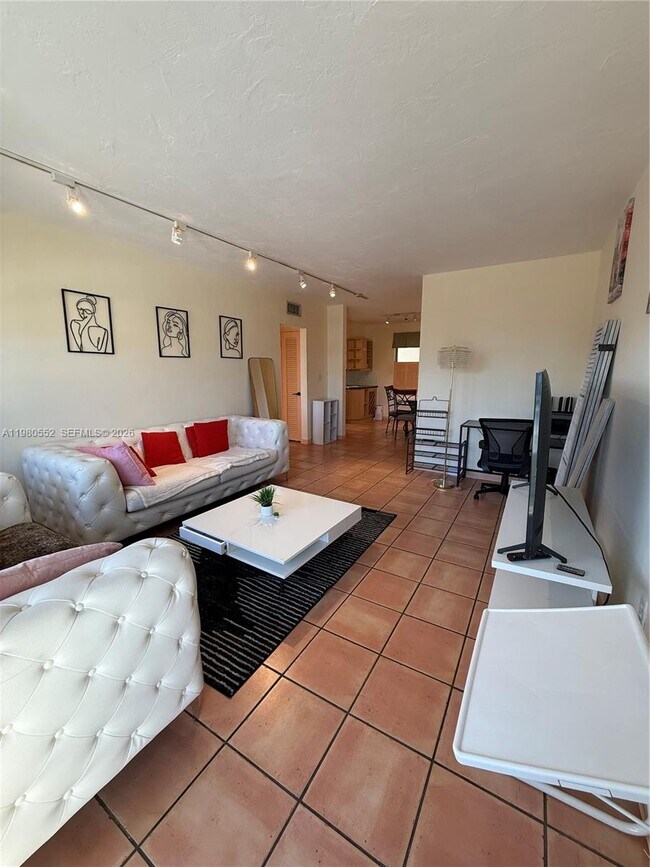 Building Photo - 1480 Euclid Ave Unit 301