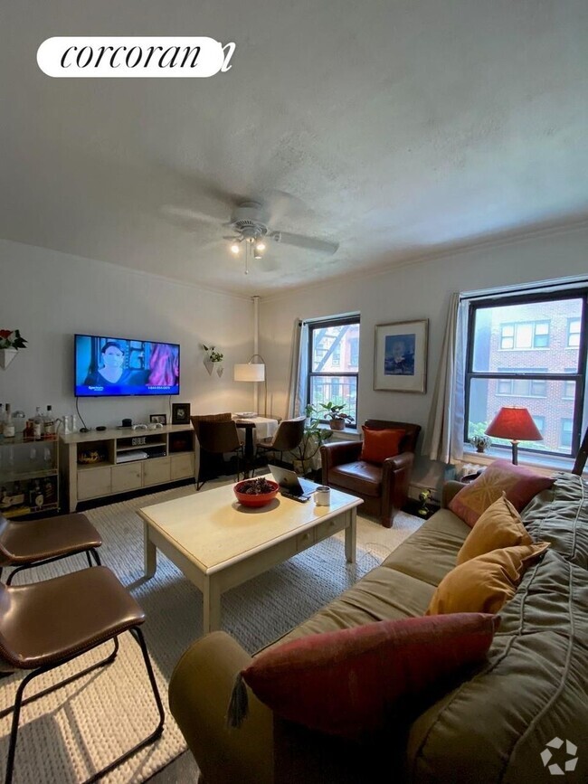 Building Photo - 240 E 24th St Rental