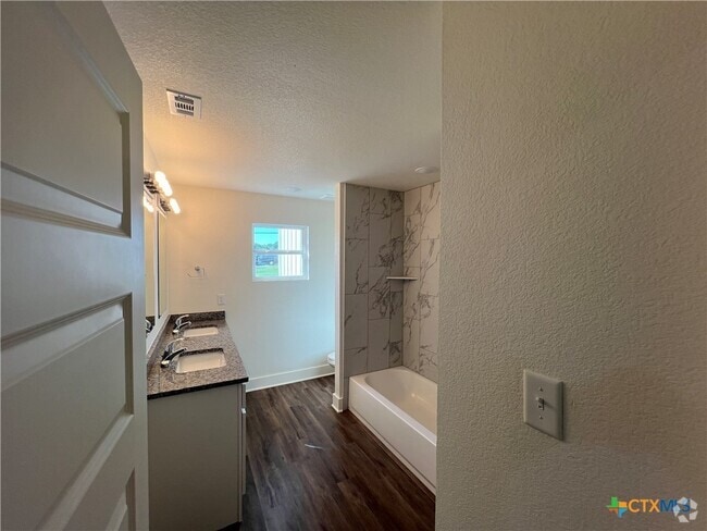 Building Photo - 1810 Royal Loop Rental