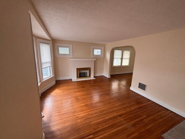 Building Photo - 230 St Lawrence Ave Unit 2