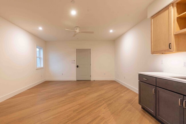 Open concept living area - 517 18th St Unit 204