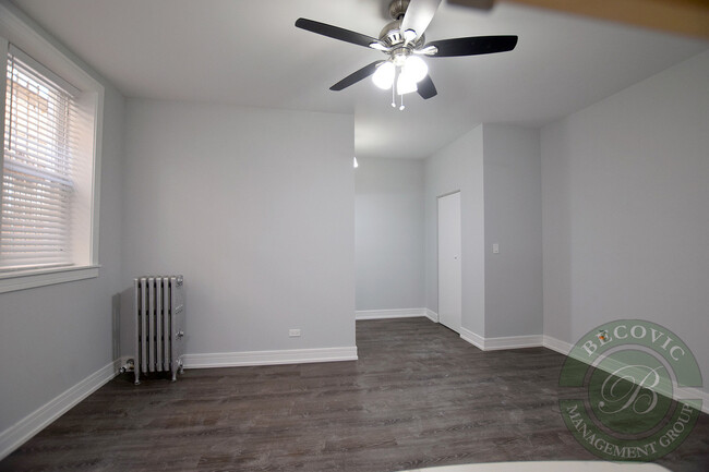 Photo - 1517 W Sherwin Ave Apartments