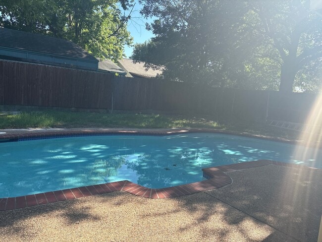 Building Photo - 4040 Periwinkle Dr