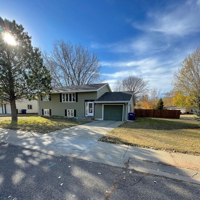 Building Photo - Charming Home w/ Spacious, Fenced yard