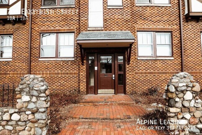 Building Photo - 708 E 11th St Rental